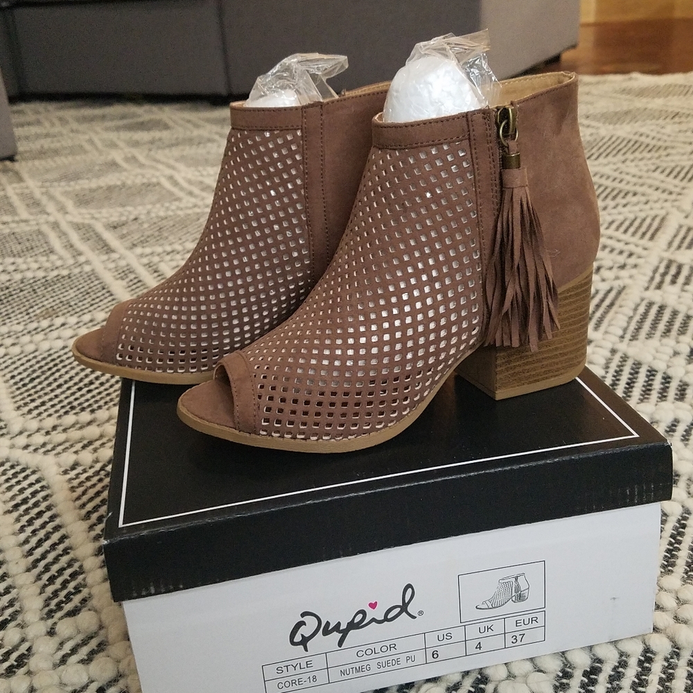 Perforated booties with tassel